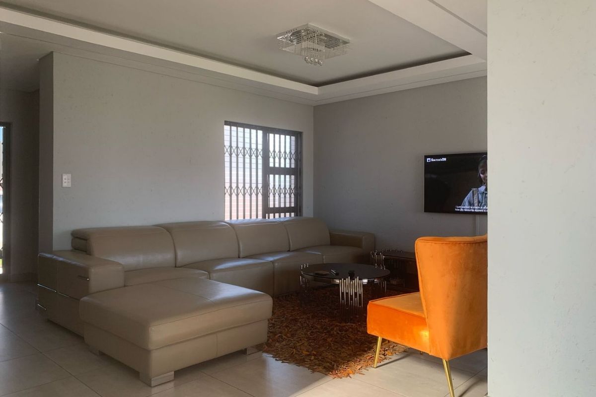 3 Bedroom Home in Helderwyk Estate - Photo 2