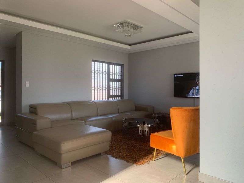 3 Bedroom Home in Helderwyk Estate - Photo 2