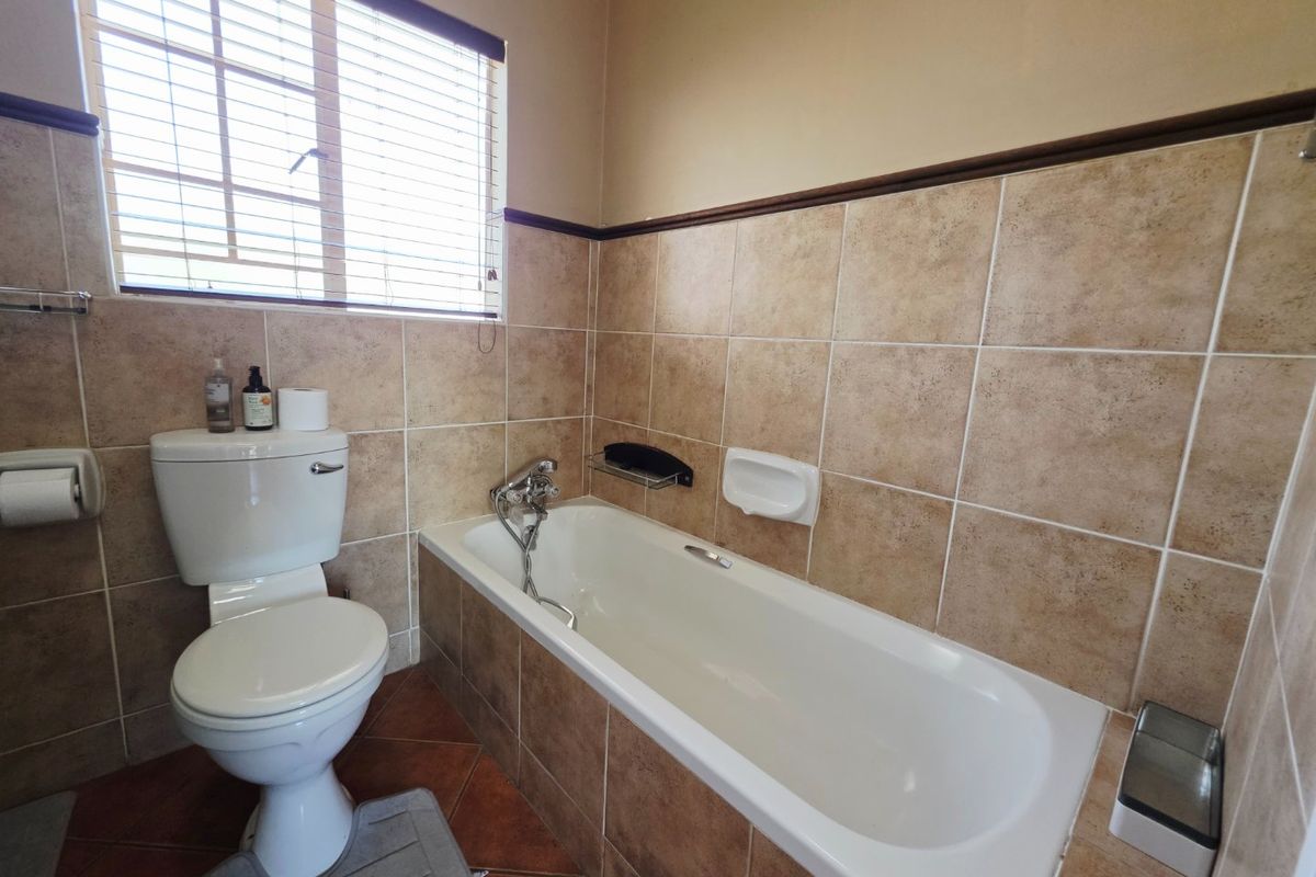 Spacious 3 Bedroom, 2 Bathroom Apartment - Photo 5