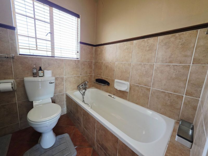 Spacious 3 Bedroom, 2 Bathroom Apartment - Photo 5