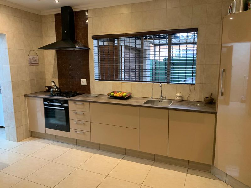 An Entertainer’s Dream Home  - Photo 2