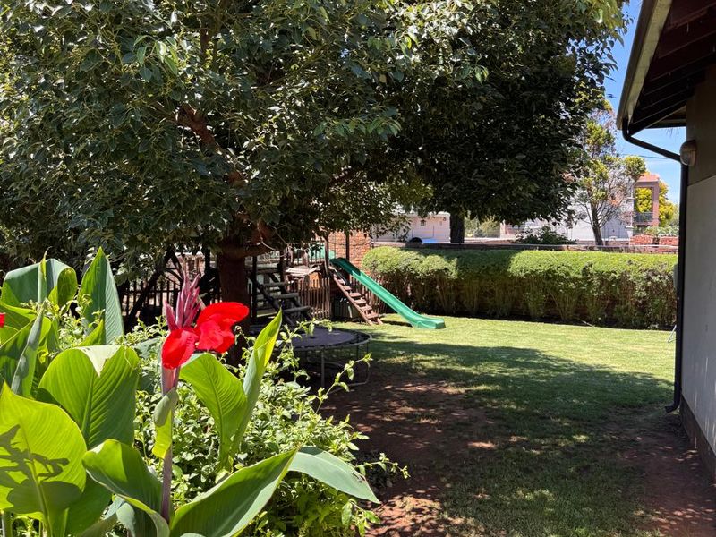 An Entertainer’s Dream Home  - Photo 9