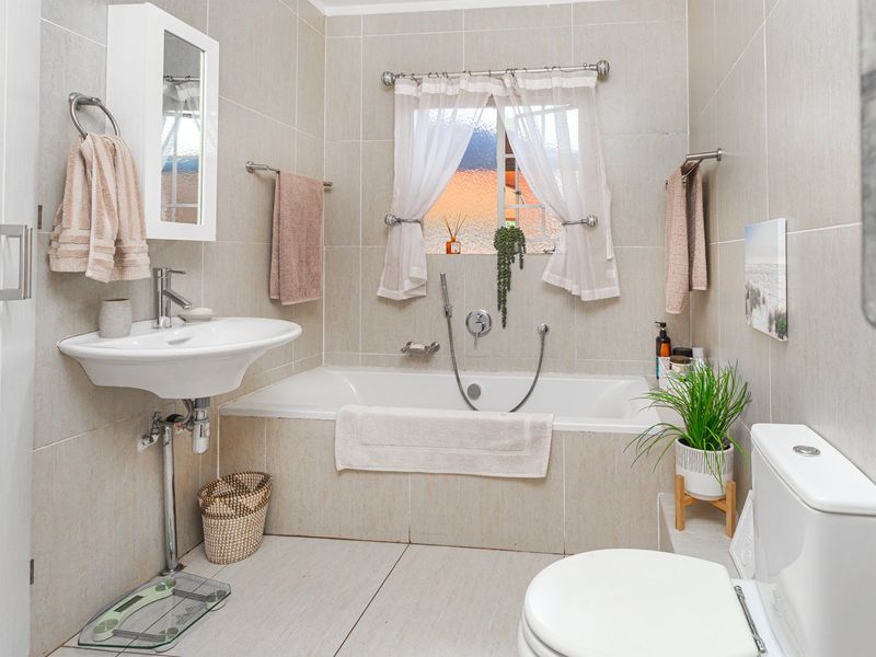 Spacious Townhouse in Hennopspark ideal living - Photo 4