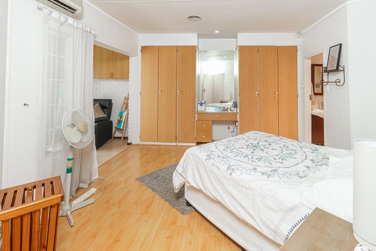 Spacious Townhouse in Hennopspark ideal living - Photo 5