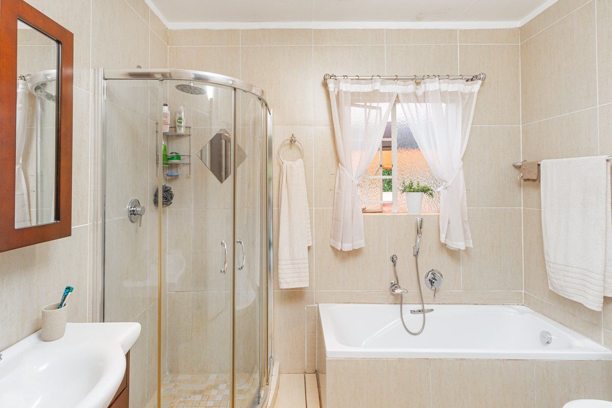 Spacious Townhouse in Hennopspark ideal living - Photo 3