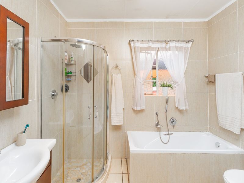 Spacious Townhouse in Hennopspark ideal living - Photo 3