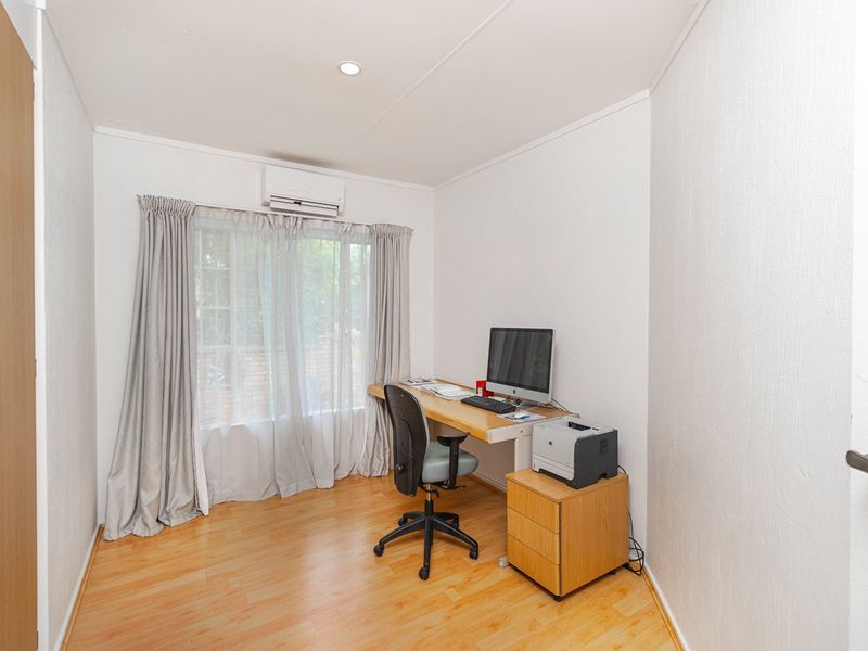 Spacious Townhouse in Hennopspark ideal living - Photo 10