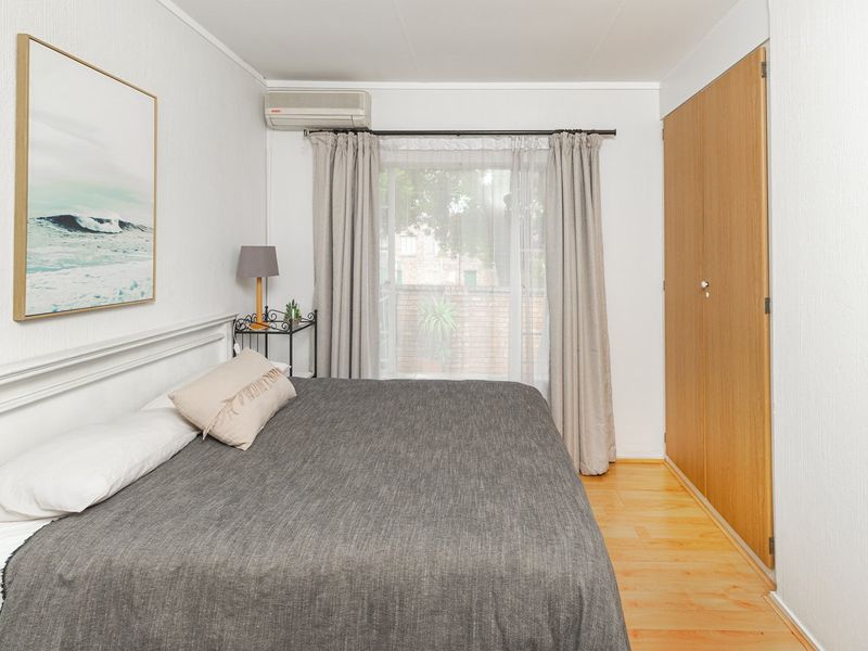 Spacious Townhouse in Hennopspark ideal living - Photo 9