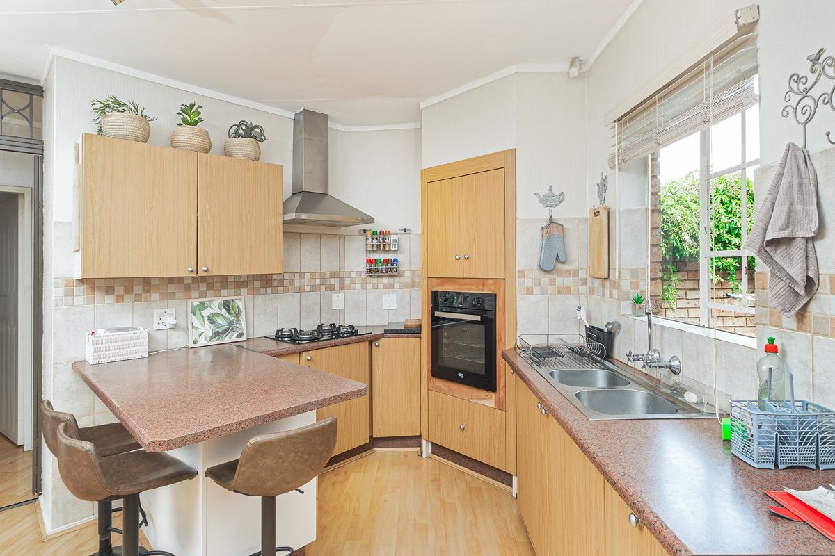 Spacious Townhouse in Hennopspark ideal living - Photo 2