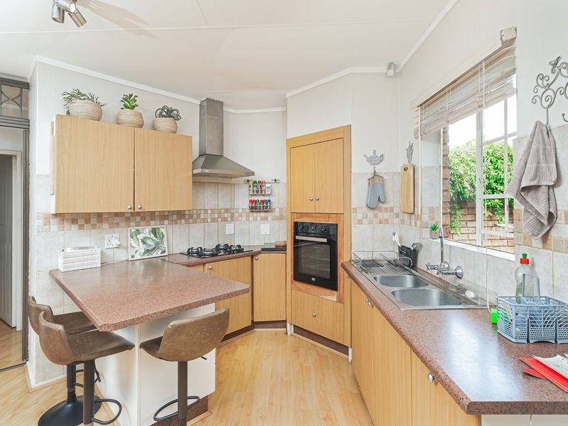 Spacious Townhouse in Hennopspark ideal living - Photo 2