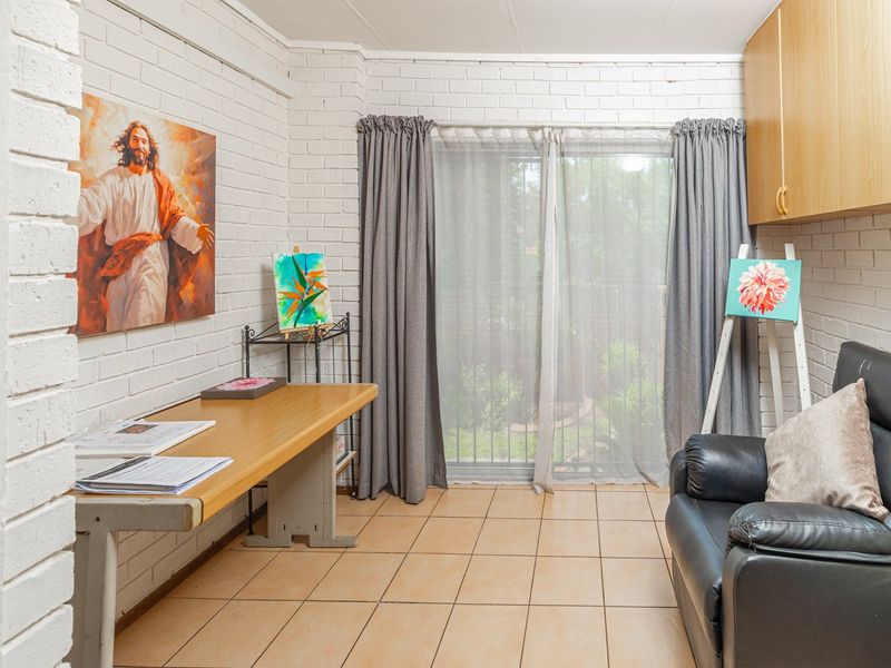 Spacious Townhouse in Hennopspark ideal living - Photo 8