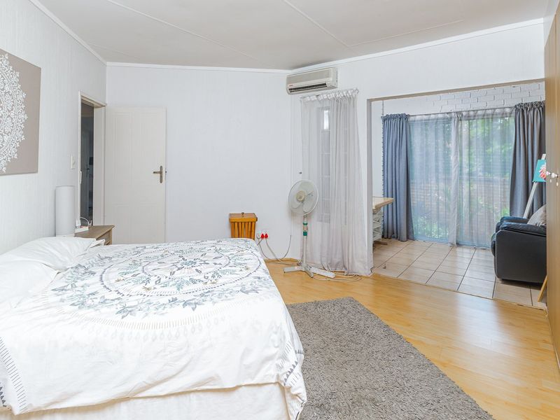 Spacious Townhouse in Hennopspark ideal living - Photo 6