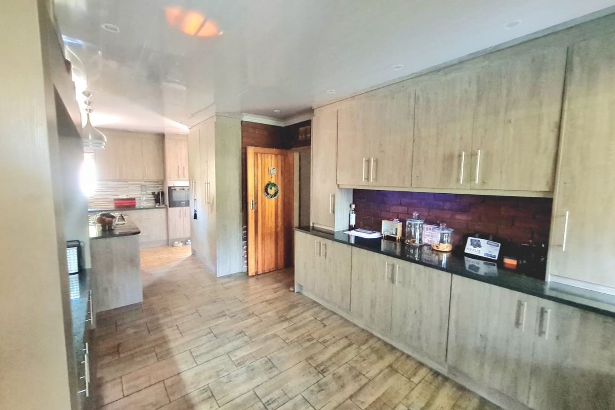 5-bed, 2-bath family home with pool, lapa, modern kitchen. - Photo 4