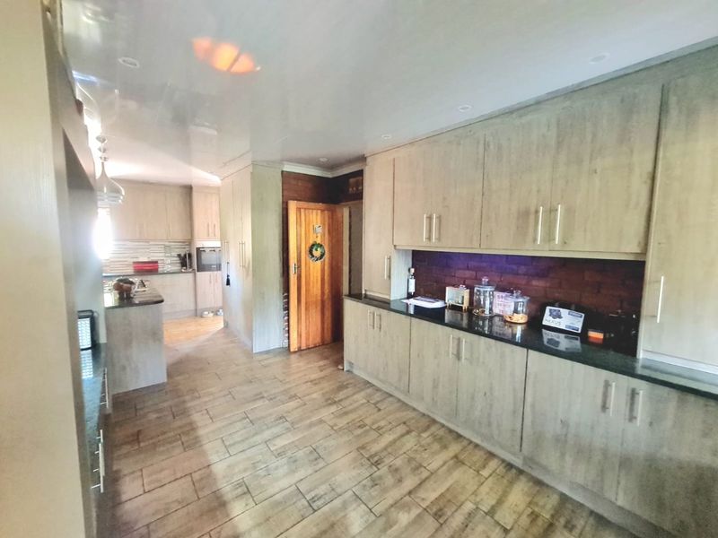 5-bed, 2-bath family home with pool, lapa, modern kitchen. - Photo 4