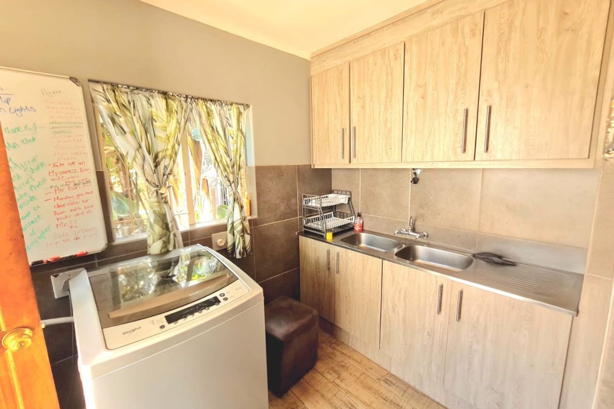 5-bed, 2-bath family home with pool, lapa, modern kitchen. - Photo 5