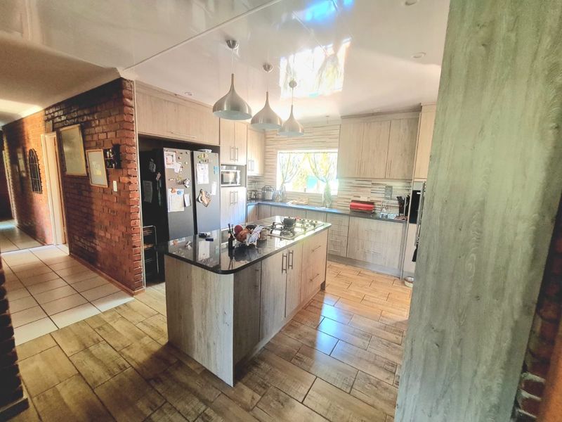 5-bed, 2-bath family home with pool, lapa, modern kitchen. - Photo 2