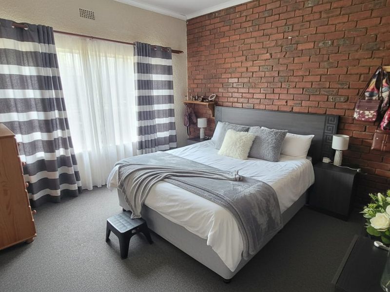 5-bed, 2-bath family home with pool, lapa, modern kitchen. - Photo 9