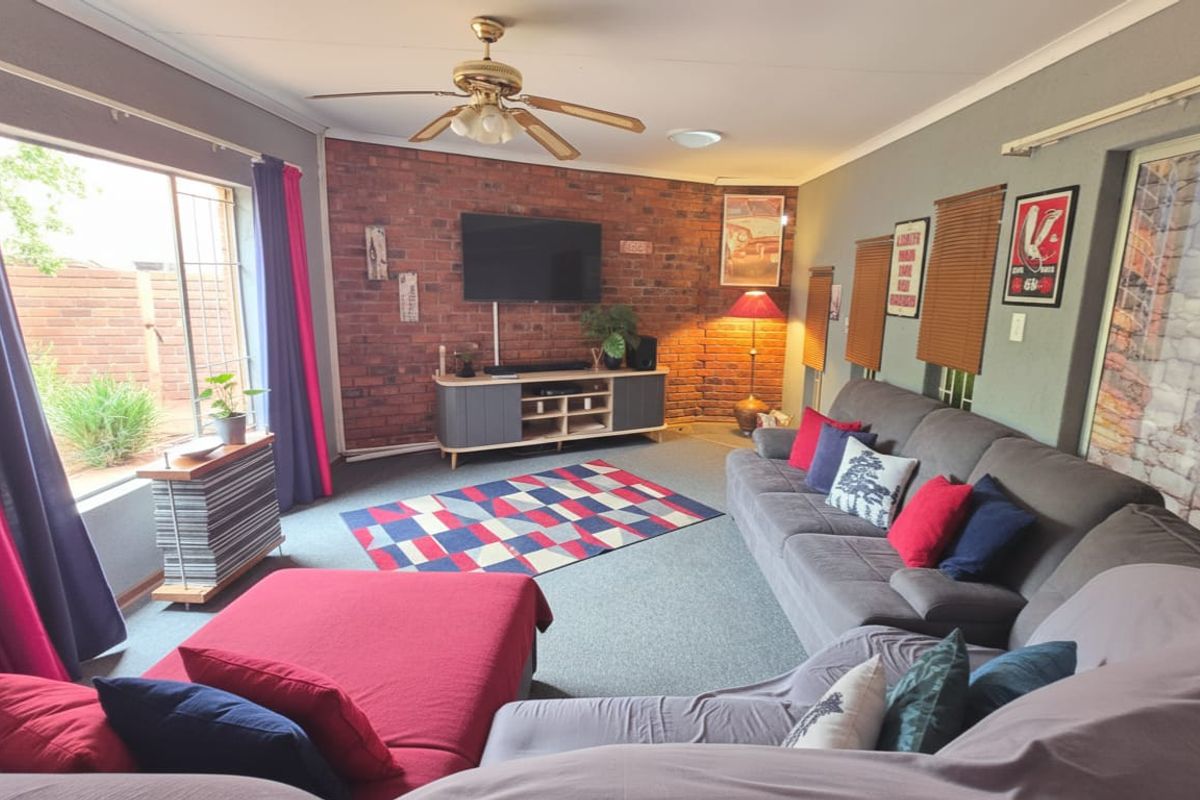 5-bed, 2-bath family home with pool, lapa, modern kitchen. - Photo 3