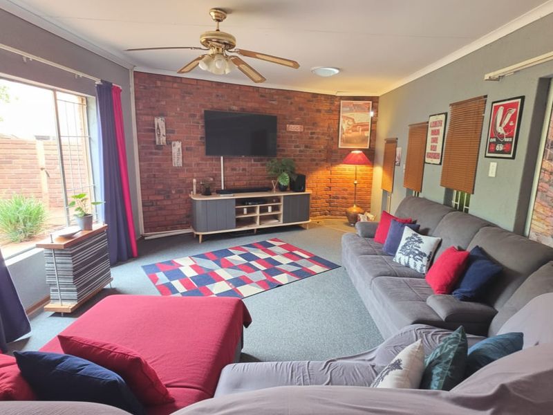 5-bed, 2-bath family home with pool, lapa, modern kitchen. - Photo 3