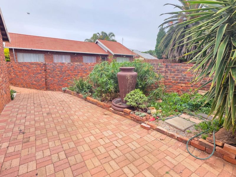 5-bed, 2-bath family home with pool, lapa, modern kitchen. - Photo 8