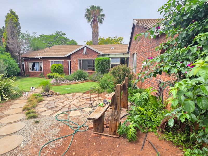 5-bed, 2-bath family home with pool, lapa, modern kitchen. - Photo 7