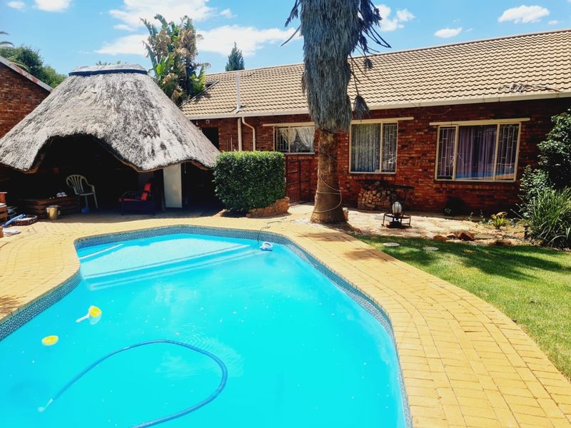 5-bed, 2-bath family home with pool, lapa, modern kitchen. - Photo 1