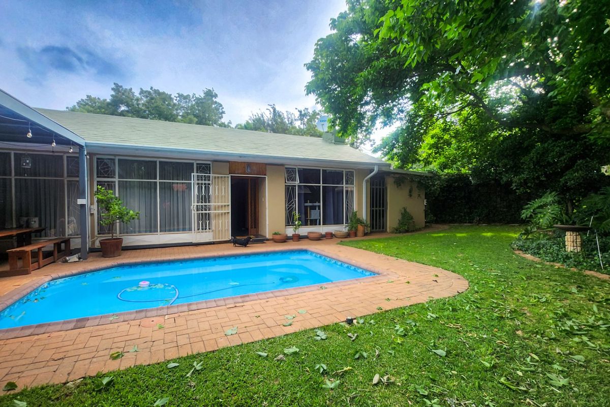 A cozy and inviting 4-bedroom, 3-bathroom family home with a huge scullery, sparkling pool, entertainment area with built-in braai, neat irrigated garden, double garage, and ample parking for all your needs. - Photo 5