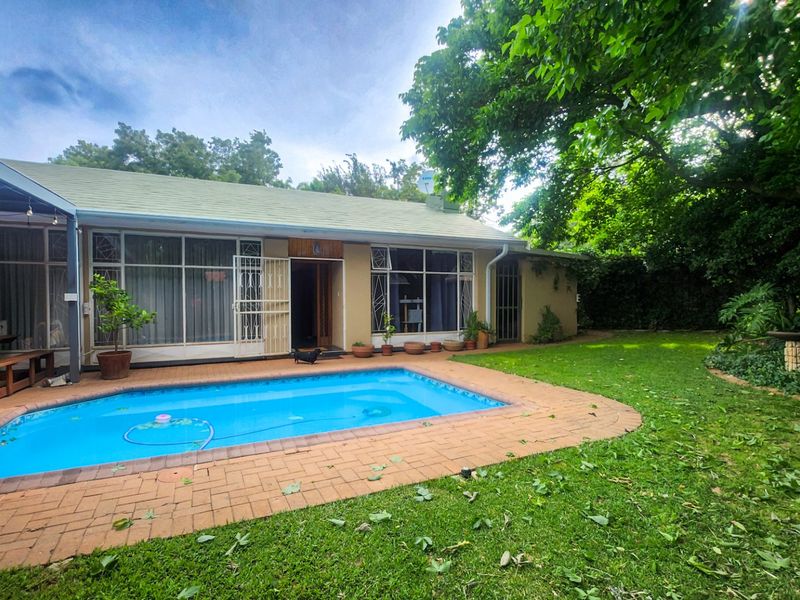 A cozy and inviting 4-bedroom, 3-bathroom family home with a huge scullery, sparkling pool, entertainment area with built-in braai, neat irrigated garden, double garage, and ample parking for all your needs. - Photo 5