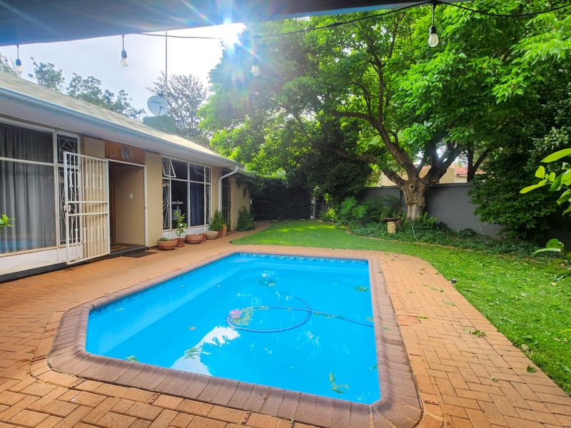 A cozy and inviting 4-bedroom, 3-bathroom family home with a huge scullery, sparkling pool, entertainment area with built-in braai, neat irrigated garden, double garage, and ample parking for all your needs. - Photo 8