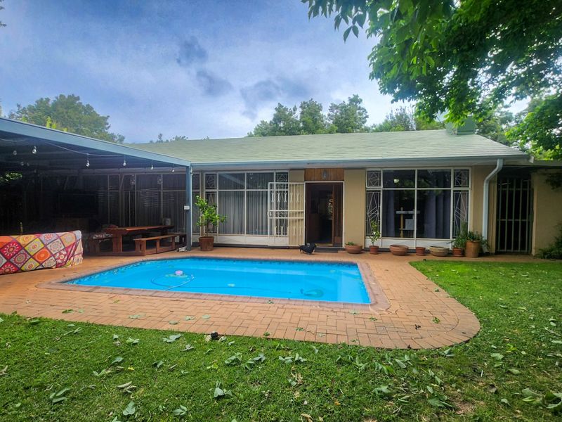 A cozy and inviting 4-bedroom, 3-bathroom family home with a huge scullery, sparkling pool, entertainment area with built-in braai, neat irrigated garden, double garage, and ample parking for all your needs. - Photo 7