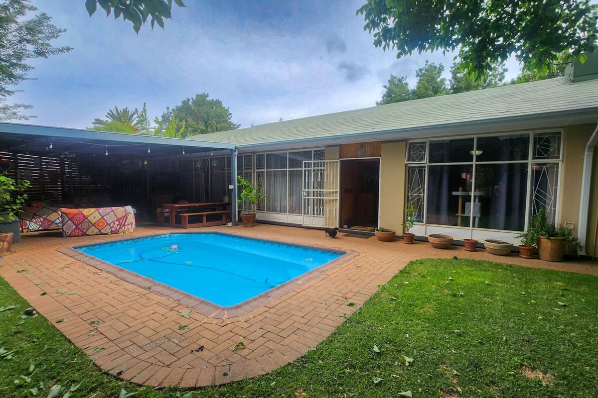 A cozy and inviting 4-bedroom, 3-bathroom family home with a huge scullery, sparkling pool, entertainment area with built-in braai, neat irrigated garden, double garage, and ample parking for all your needs. - Photo 4