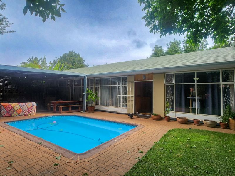 A cozy and inviting 4-bedroom, 3-bathroom family home with a huge scullery, sparkling pool, entertainment area with built-in braai, neat irrigated garden, double garage, and ample parking for all your needs. - Photo 3