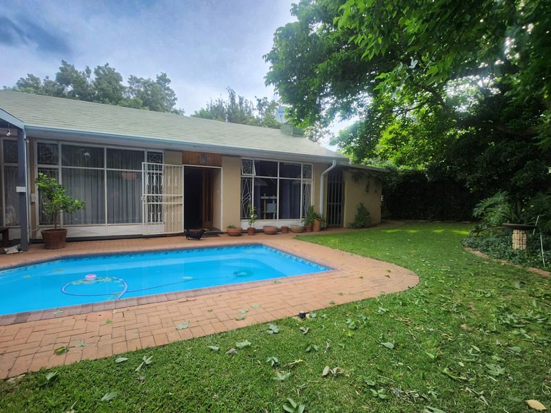 A cozy and inviting 4-bedroom, 3-bathroom family home with a huge scullery, sparkling pool, entertainment area with built-in braai, neat irrigated garden, double garage, and ample parking for all your needs. - Photo 2