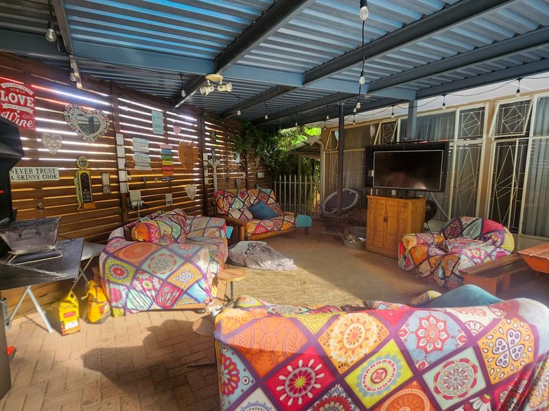 A cozy and inviting 4-bedroom, 3-bathroom family home with a huge scullery, sparkling pool, entertainment area with built-in braai, neat irrigated garden, double garage, and ample parking for all your needs. - Photo 9