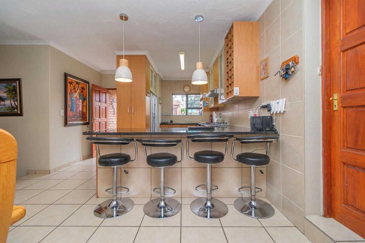 Modern Comfort Meets Country Calm in Honeydew Manor, Roodepoort - Photo 2