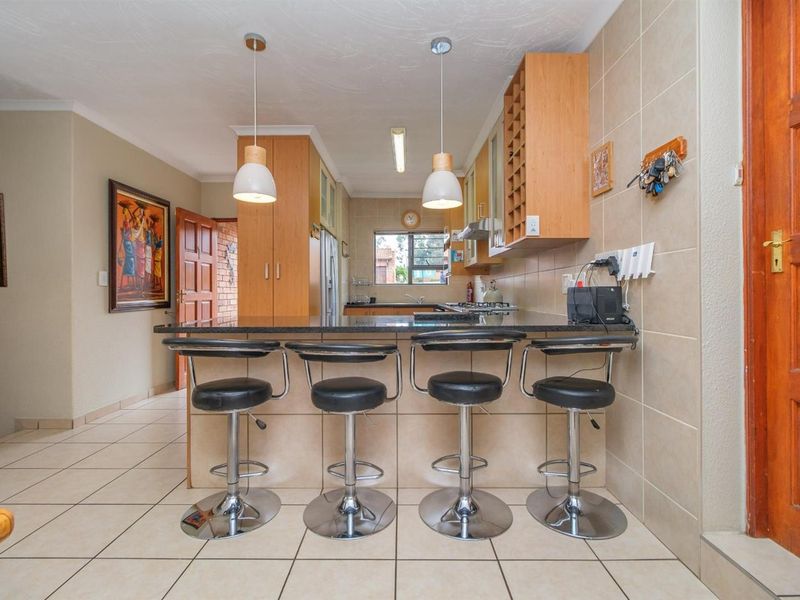 Modern Comfort Meets Country Calm in Honeydew Manor, Roodepoort - Photo 2