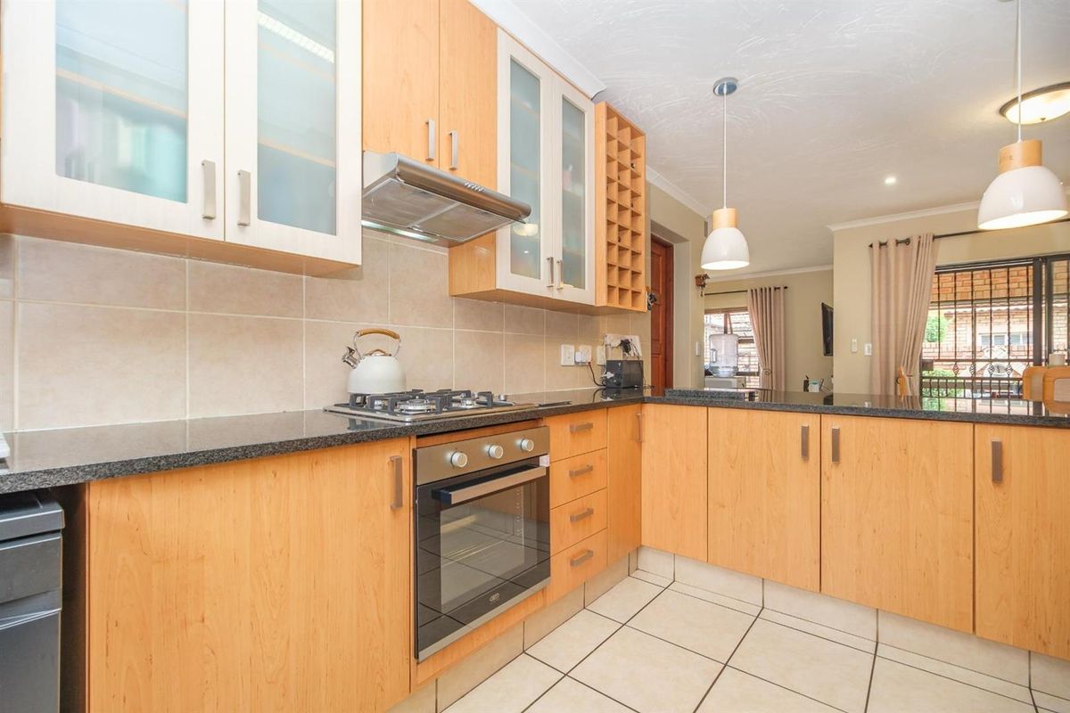 Modern Comfort Meets Country Calm in Honeydew Manor, Roodepoort - Photo 4