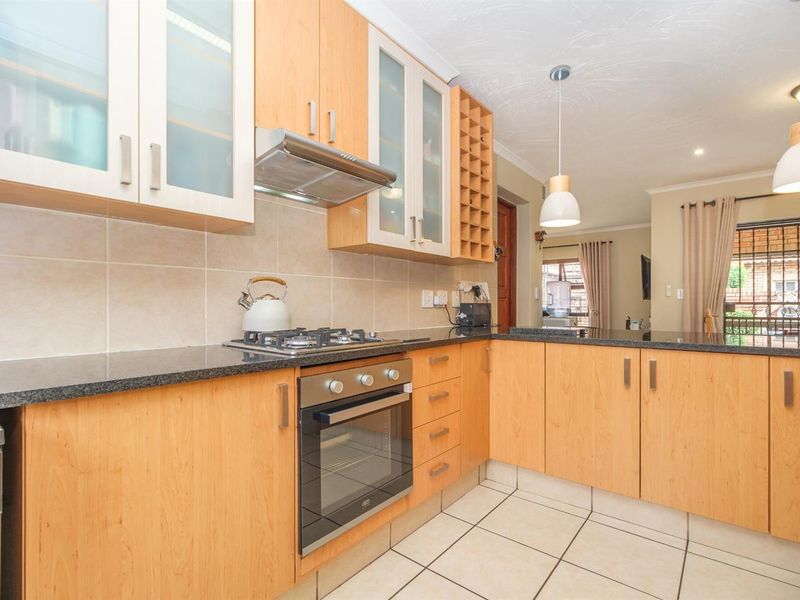 Modern Comfort Meets Country Calm in Honeydew Manor, Roodepoort - Photo 4