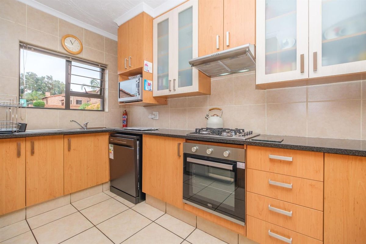 Modern Comfort Meets Country Calm in Honeydew Manor, Roodepoort - Photo 3