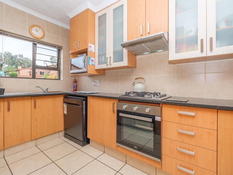 Modern Comfort Meets Country Calm in Honeydew Manor, Roodepoort - Photo 3