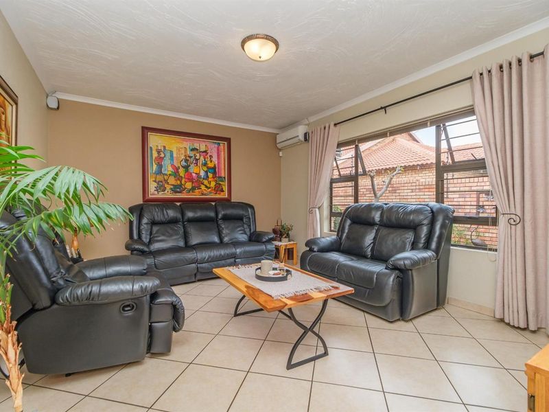 Modern Comfort Meets Country Calm in Honeydew Manor, Roodepoort - Photo 10