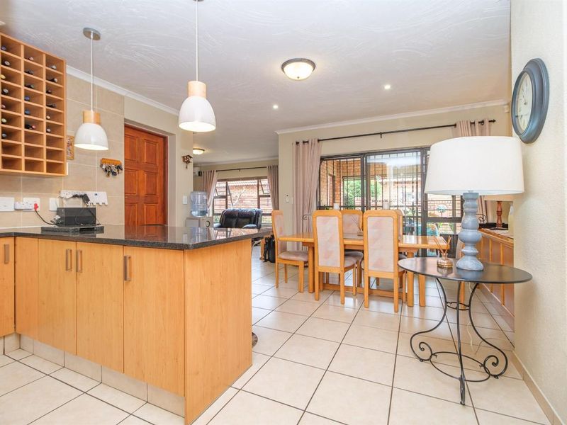 Modern Comfort Meets Country Calm in Honeydew Manor, Roodepoort - Photo 7