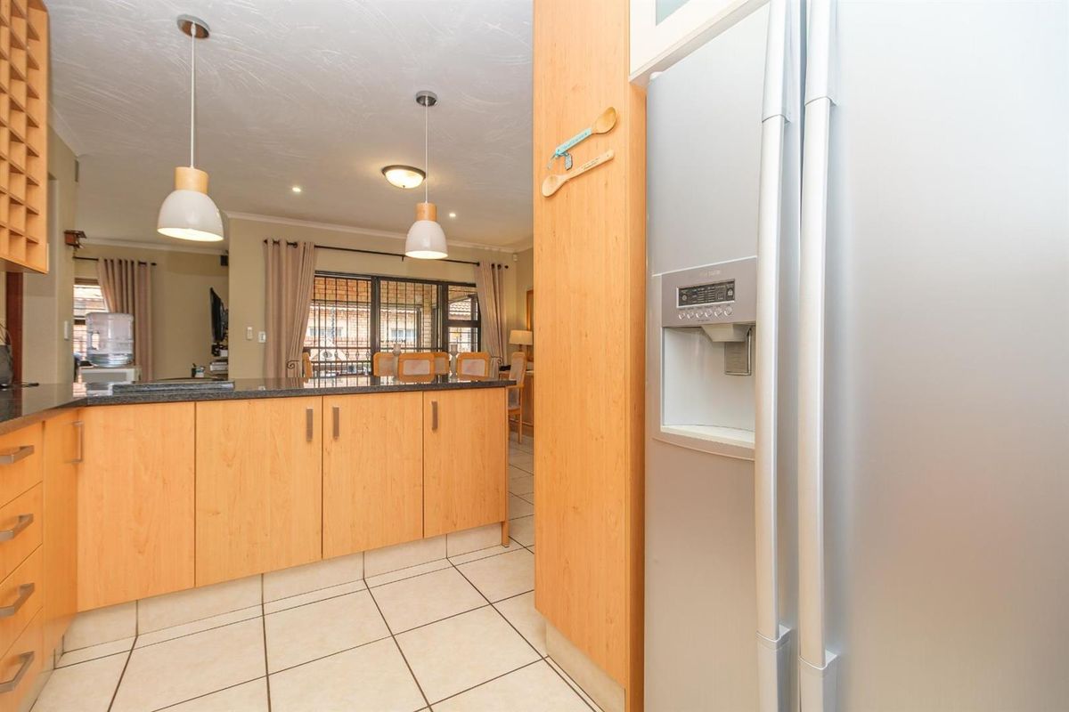 Modern Comfort Meets Country Calm in Honeydew Manor, Roodepoort - Photo 5