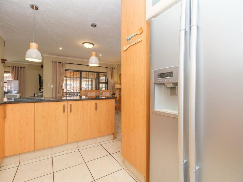 Modern Comfort Meets Country Calm in Honeydew Manor, Roodepoort - Photo 5