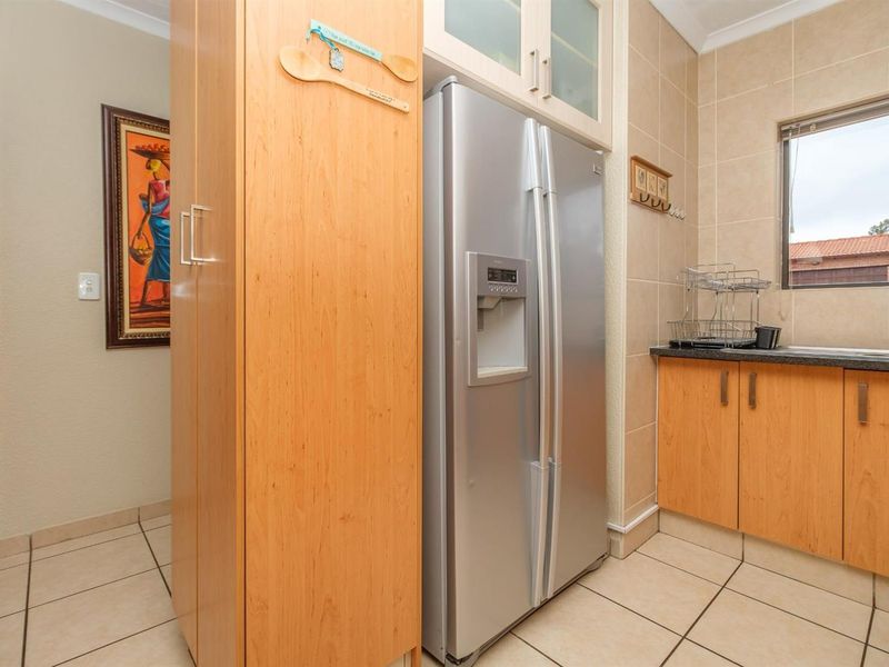 Modern Comfort Meets Country Calm in Honeydew Manor, Roodepoort - Photo 6