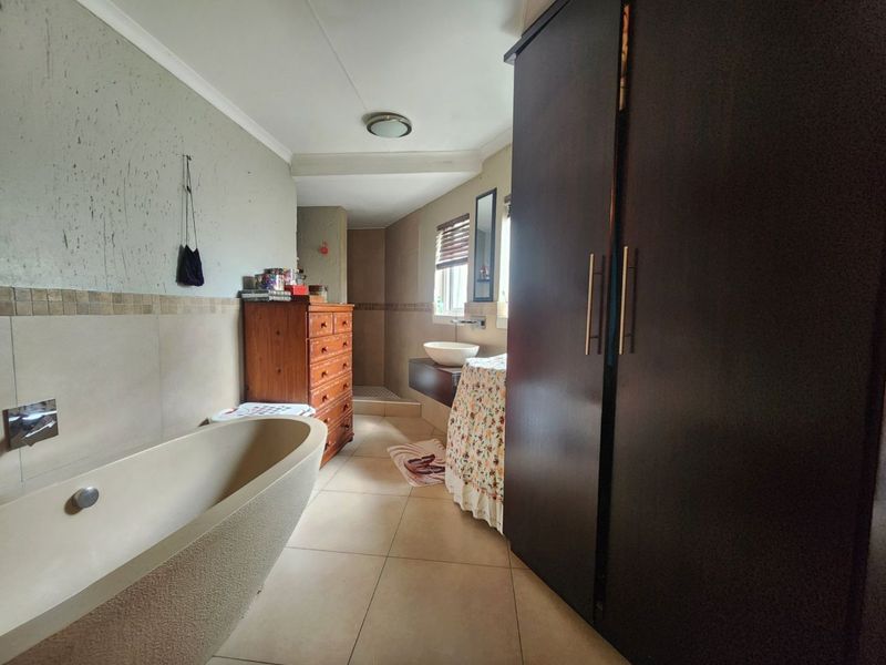 4 Bedroom House for Sale in Douglasdale - Photo 4