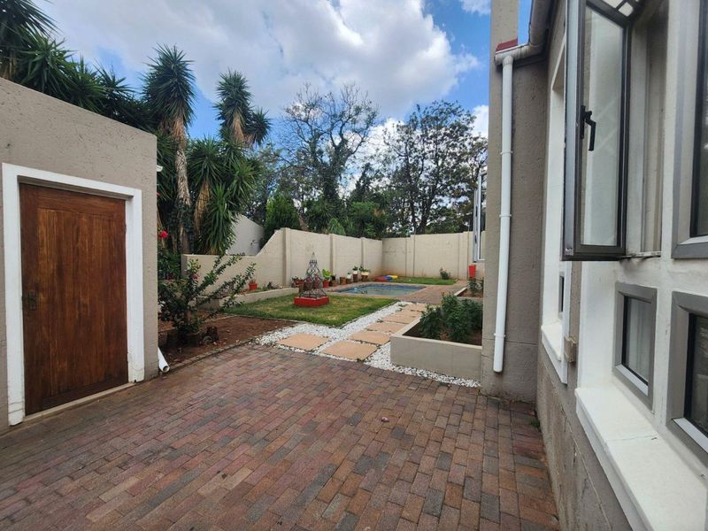 4 Bedroom House for Sale in Douglasdale - Photo 2