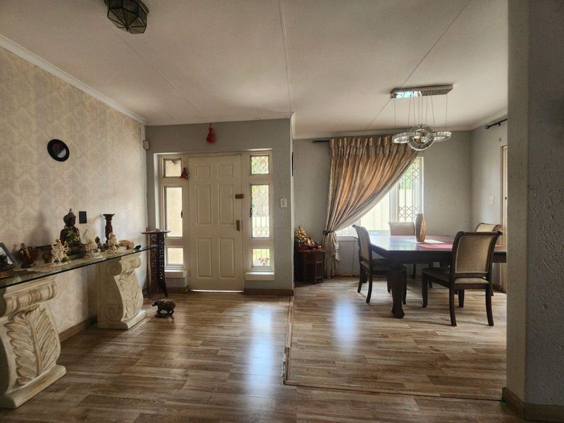 4 Bedroom House for Sale in Douglasdale - Photo 10