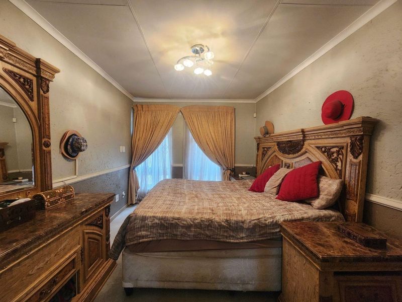 4 Bedroom House for Sale in Douglasdale - Photo 6