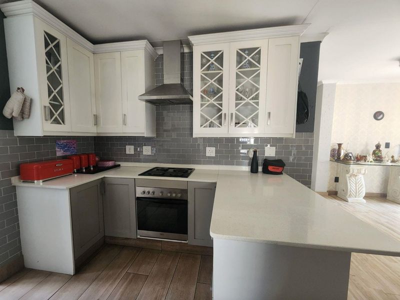 4 Bedroom House for Sale in Douglasdale - Photo 8